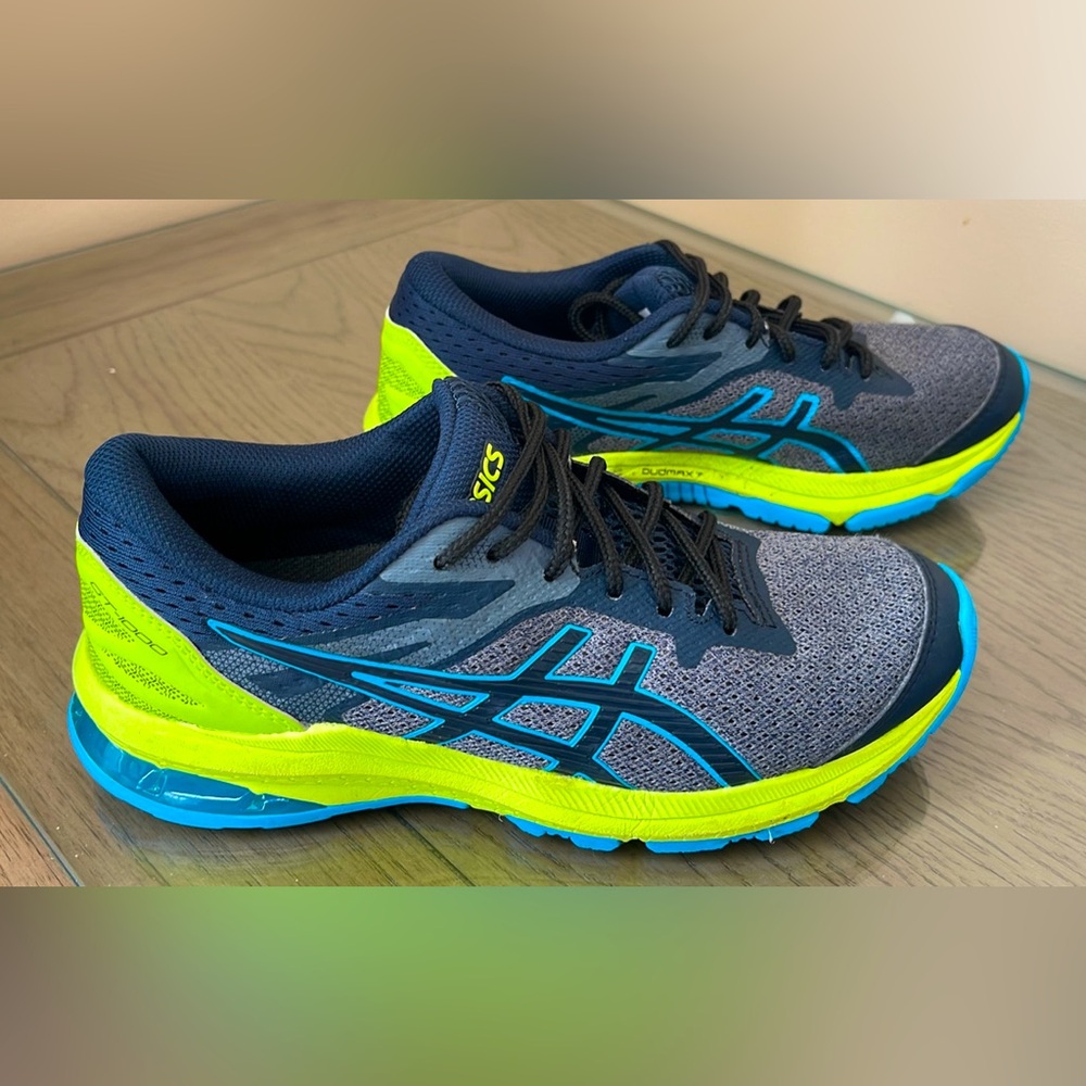ASICS boys sneakers size 4 *LIKE NEW